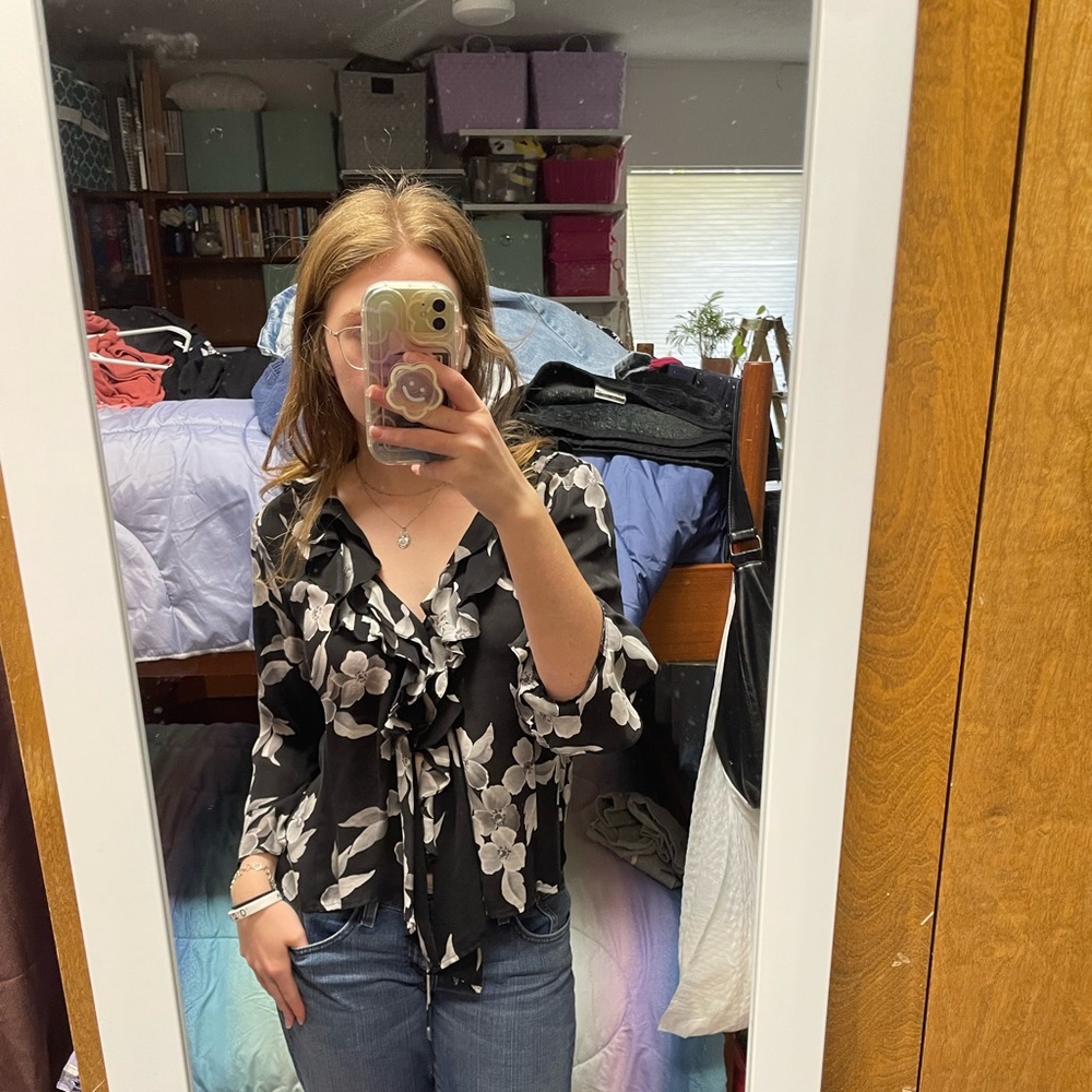 Large Jones New York silky flower front clip blouse